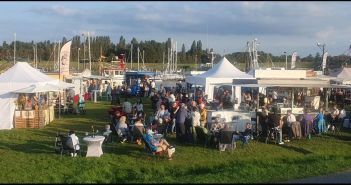 Greetsieler Weinfest bietet Weinvielfalt, Kulinarikstände und familienfreundliche (Foto: Touristik GmbH Krummhörn-Greetsiel)