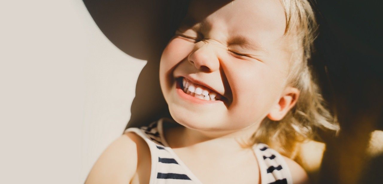 Sonnenschutz für Kinder: Lichtschutzfaktor, Kleidung und Aufenthaltsdauer optimal (Foto: AdobeStock - nataliaderiabina - 413758360)