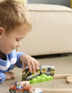 BRIO und Ravensburger präsentieren nun Bluey-Holzeisenbahnset im September (Foto: BRIO AB, Ravensburger Verlag)