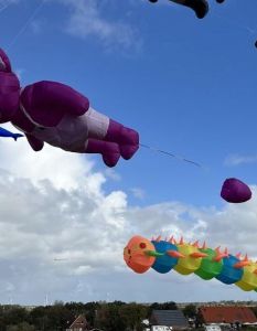 Familien-Drachenfest am Trockenstrand Upleward lockt mit bunten Drachenflügen, (Foto: Touristik GmbH Krummhörn-Greetsiel)