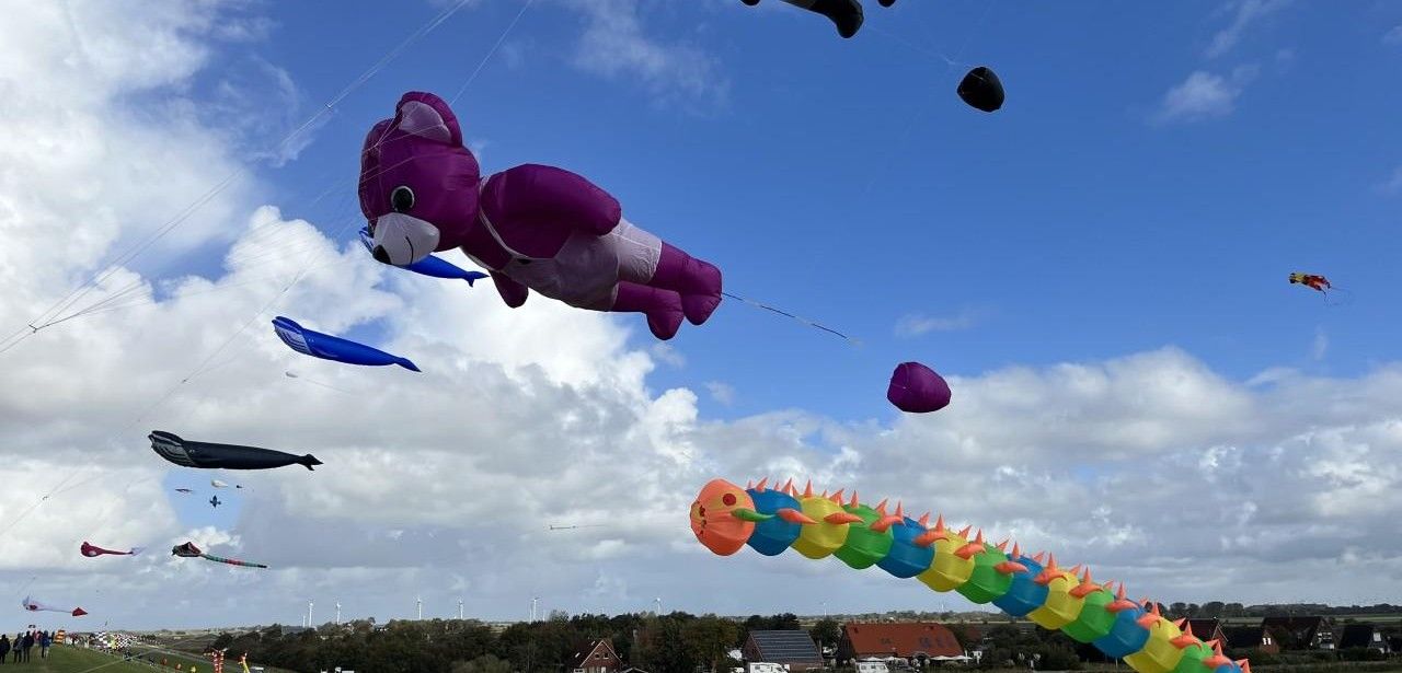 Familien-Drachenfest am Trockenstrand Upleward lockt mit bunten Drachenflügen, (Foto: Touristik GmbH Krummhörn-Greetsiel)