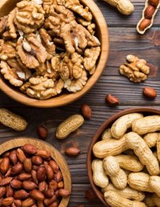Tägliche Walnüsse senken Entzündungspotenzial der Ernährung bei älteren (Foto: AdobeStock - sosiukin - 2110775103)