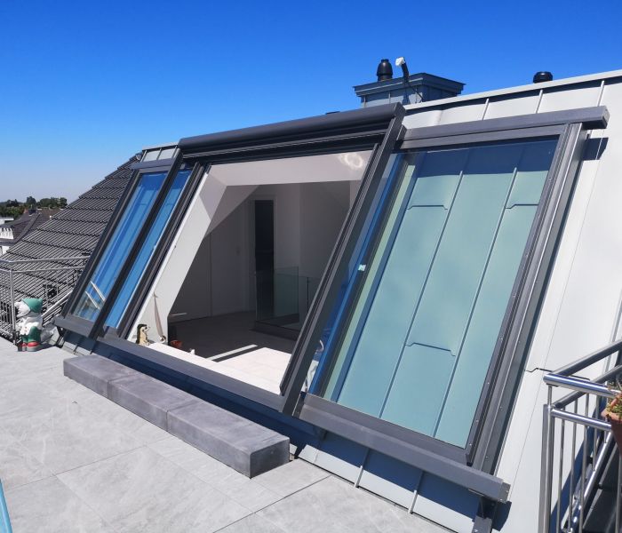 Gemeinsamkeiten und Unterschiede bei Dachschiebefenstern und Balkonausstiegsfenstern (Foto: LiDEKO)