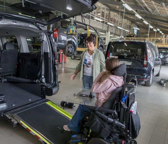 Nina kann im Fonds des Fahrzeugs über die Rampe einfahren (Foto: Paravan)