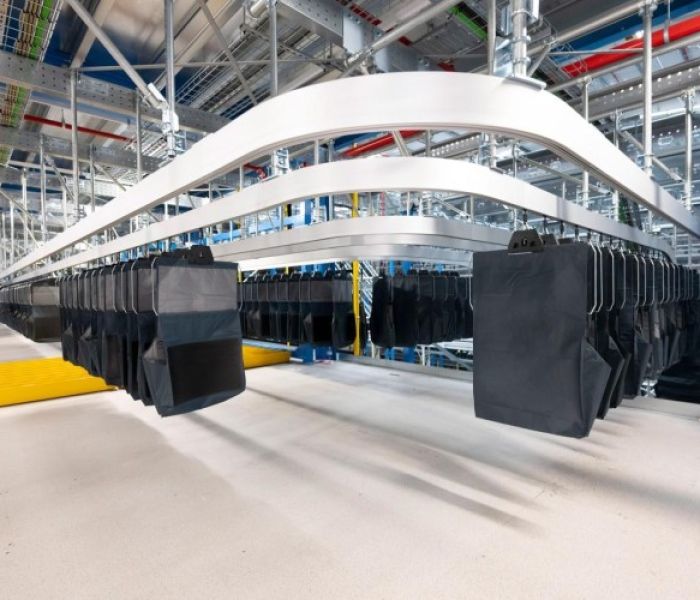 Dematic implementiert Taschensortiersystem (Foto: KNUD DOBBERKE)