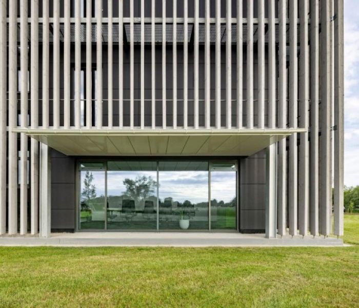 Die vertikal angeordneten Fichtenholzbalken (Foto: SCHÜCO International KG)