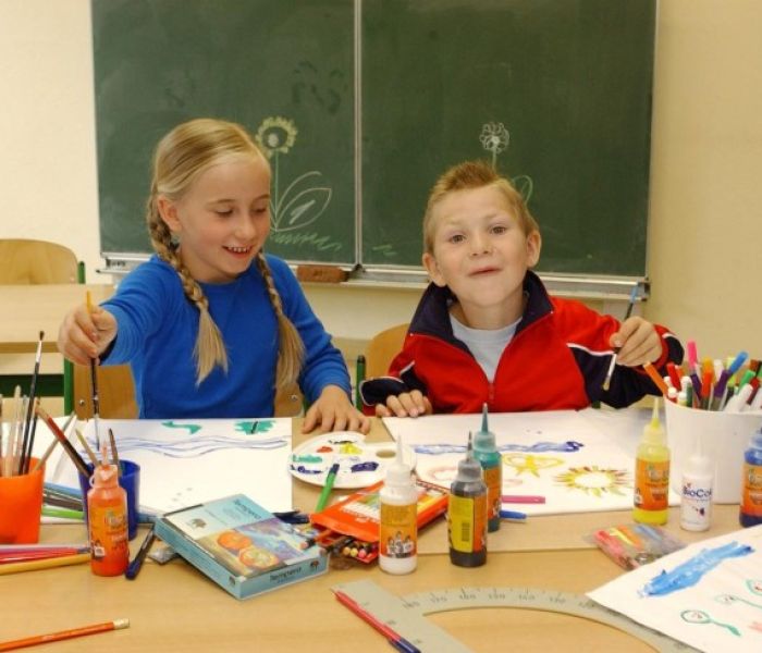 Bereits vor 20 Jahren übten Camille und Jan-Erik für die Malaktion. (Foto: Stadtwerke Schwerin)