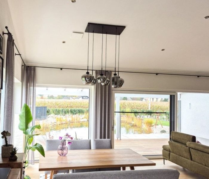 Im Wohnraum h&auml;lt sich die x-well Wohnrauml&uuml;ftung im Hintergrund (Foto: Kermi GmbH)