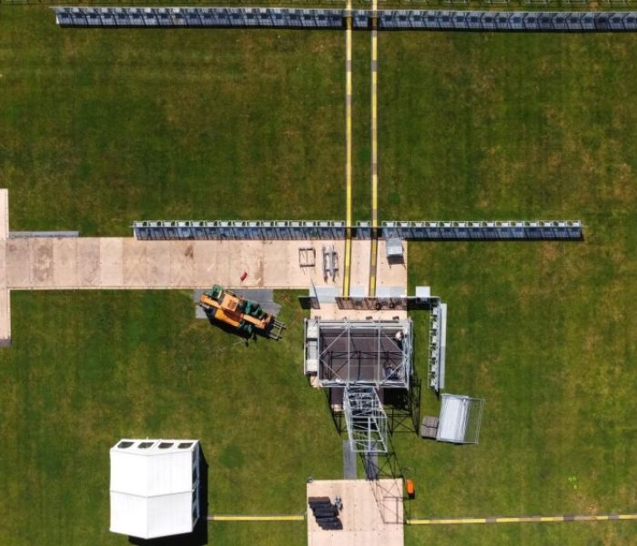 Drohnenaufnahme einer Aufbaufl&auml;che im Stadion (Foto: Bredenoord)