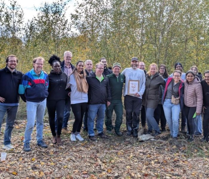 Nach getaner Arbeit sind die Teilnehmer der Pflanzaktion stolz (Foto: Devoteam GmbH)