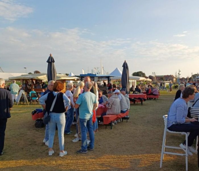 WeinfestGreetsiel 2025 (Foto: Touristik GmbH Krummh&ouml;rn-Greetsiel)
